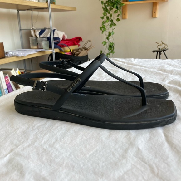 Crocs black Miami T-strap sandal, size 9 - Picture 2 of 8